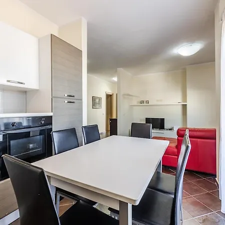 Daire Spacious In The Heart Of By Pikhost Tiran