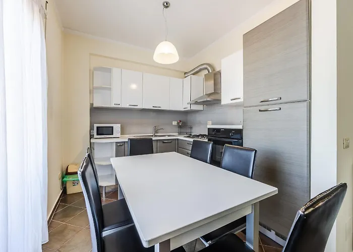 דירה Spacious In The Heart Of By Pikhost טיראנה