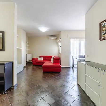 Spacious In The Heart Of | 2br By Pikhost Daire
